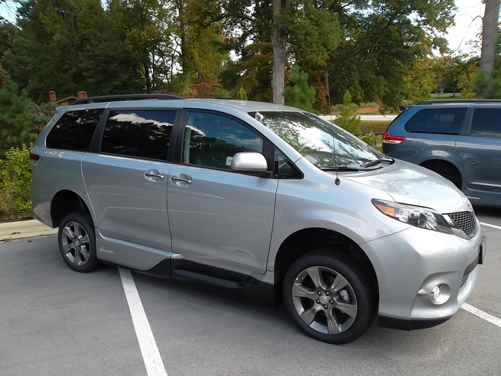 2014 VMI Toyota Sienna SE 021 - Stalls Medical / Adaptive Vans, Inc.